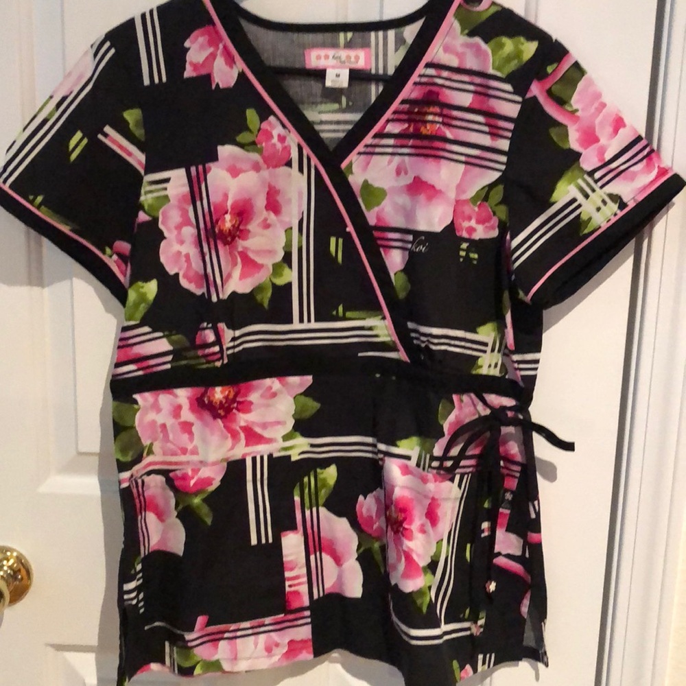 Koi scrub top roses